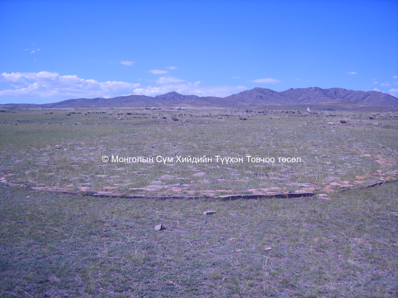 Цамын талбайн хоймор дахь дугуй тавьцан 